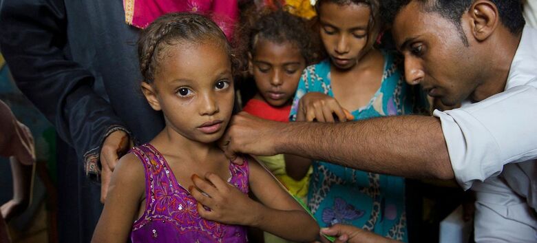 No Iêmen, onde uma em cada duas crianças sofre de raquitismo, um profissional de saúde mede crianças pequenas em um vilarejo próximo a Al Hudaydah - Crédito:  Unocha/Giles Clarke 