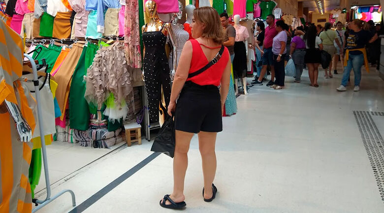 O aumento de vendas no setor de tecidos, vestuário e calçados impulsionou o varejo no primeiro mês do ano  - Crédito: Helena Pontes/Agência IBGE Notícias