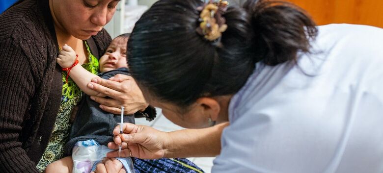 Criança de cinco meses recebe vacina em um centro de saúde em Alta Verapaz, Guatemala - Crédito:  UNICEF/Patricia Willocq