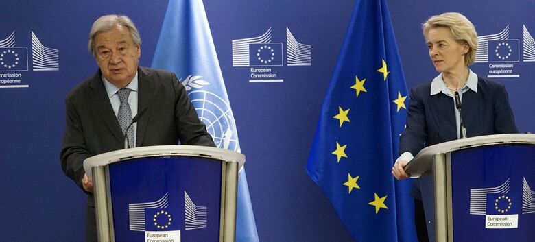 Secretário-geral da ONU, António Guterres (à esquerda), fala à mídia em Bruxelas ao lado de Ursula von der Leyen, Presidente da Comissão Europeia - Crédito: United Nations/Marian Blondeel 