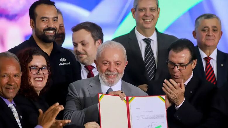 Lula assina projeto que regula atividade de motoristas de aplicativo - Crédito: Antônio Cruz/Agência Brasil
