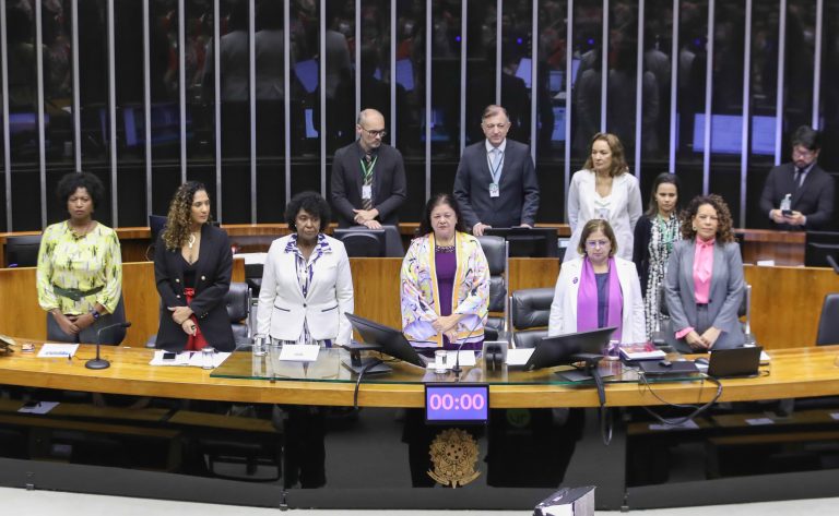Deputadas durante a sessão em homenagem ao Dia Internacional da Mulher    - Crédito: Zeca Ribeiro/Câmara dos Deputados 