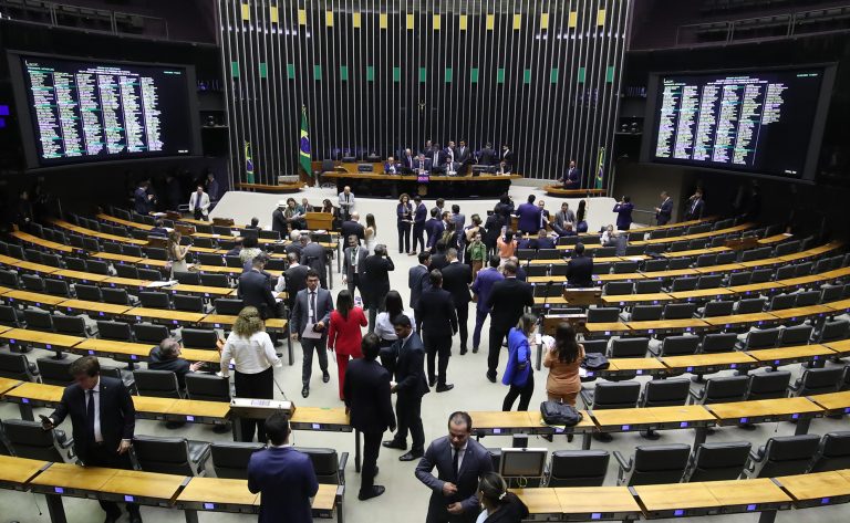 Deputados na sessão do Plenário desta terça-feira   - Crédito: Zeca Ribeiro/Câmara dos Deputados 