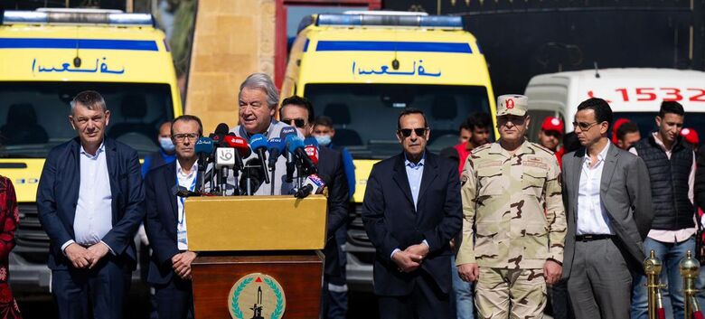 O secretário-geral da ONU, António Guterres, dirige-se à comunicação social na passagem de Rafah, entre o Egipto e Gaza - Crédito: ONU/Mark Garten