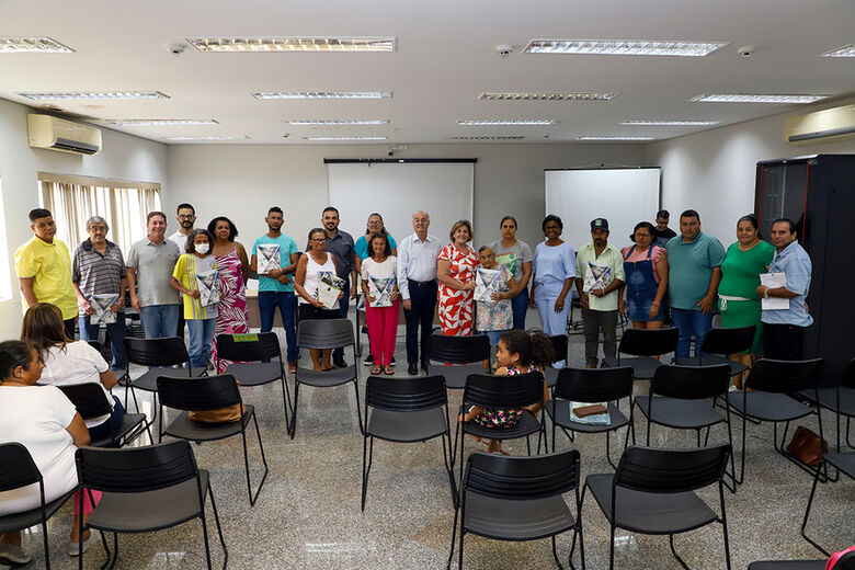 Prefeito Gilberto Garcia entrega novas moradias para famílias carentes - Crédito: Divulgação