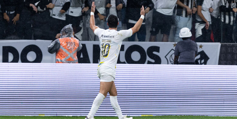 Giuliano comemora o terceiro gol do Santos - Crédito: Rebeca Reis/ Agência Paulistão