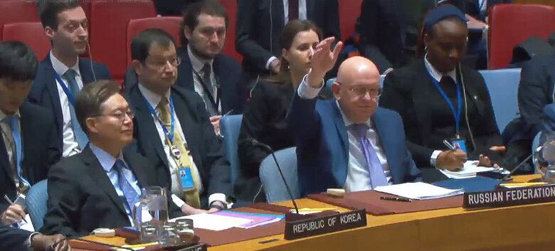 Vassily Nebenzia, Representante Permanente da Rússia na ONU, votando contra um projeto de resolução durante a reunião sobre a situação no Oriente Médio, incluindo a questão palestina - Crédito: UN Photo