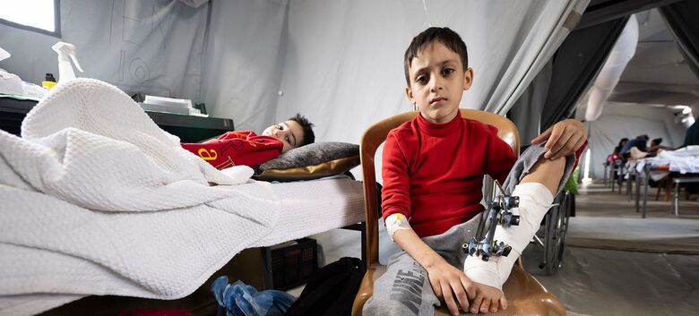 Crianças estão sendo tratadas em um hospital de campanha temporário em Mouraj, bairro no sul da Faixa de Gaza - Crédito: OMS/Christopher Black