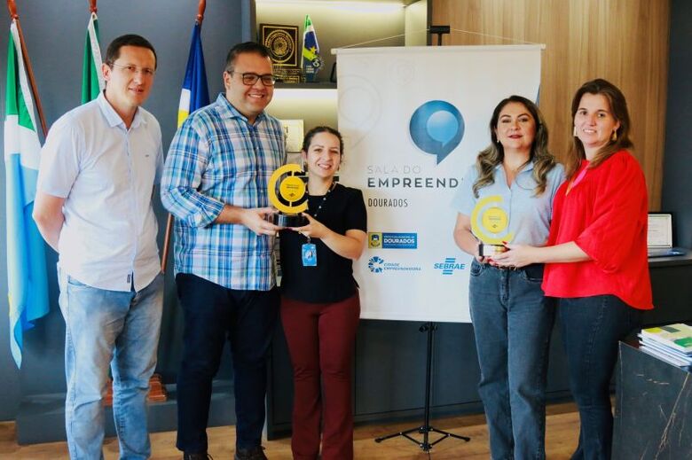 Vanessa Reis, do Sebrae, entrega Selo Ouro para o prefeito Alan Guedes - Crédito: Leandro Silva/Prefeitura de Dourados