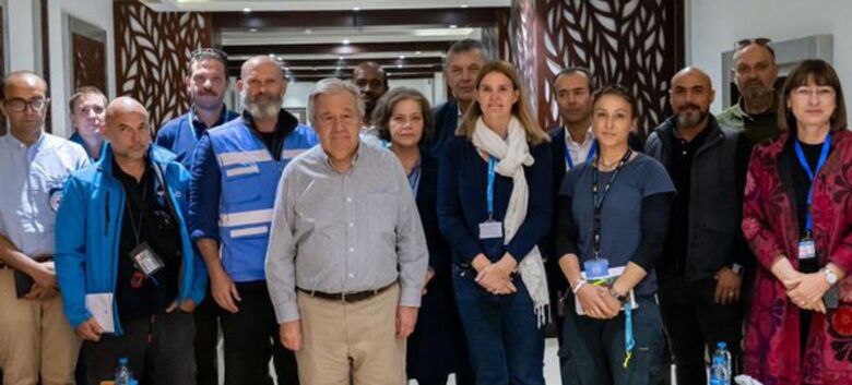 Durante a sua visita de solidariedade da Ramada a Rafah, no Egito, o secretário-geral da ONU, António Guterres, encontrou-se com humanitários que trabalham em Gaza, que partilharam com ele o ambiente extremamente desafiante em que trabalham - Crédito: ONU/Mark Garten