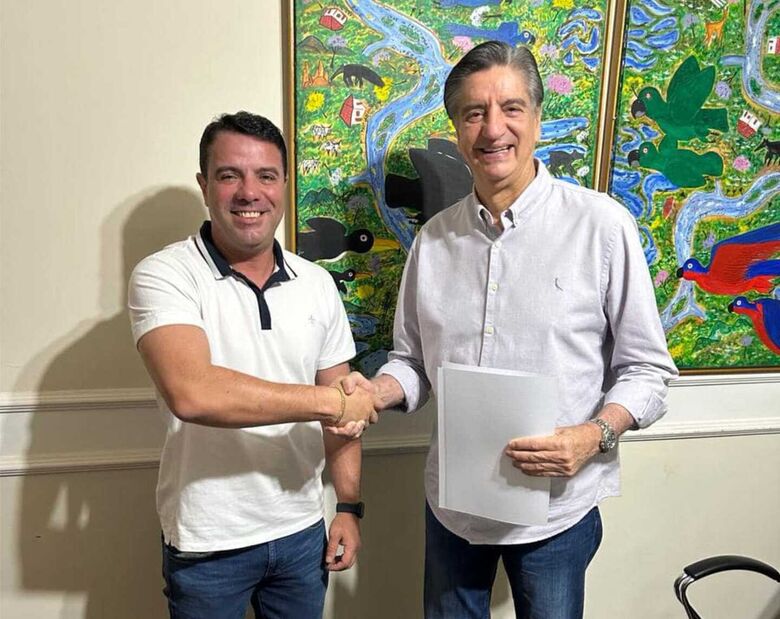 O prefeito André Nezzi com o deputado federal Dagoberto Nogueira: campeão de recursos de origem federal destinados ao município de Caarapó. - 