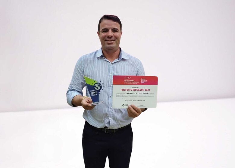  Prefeitura de Caarapó  Prefeito de Caarapó, André Nezzi, exibe o certificado do Prêmio Prefeito Empreendedor 2024 - Crédito:  J. Viturino/Comunicação