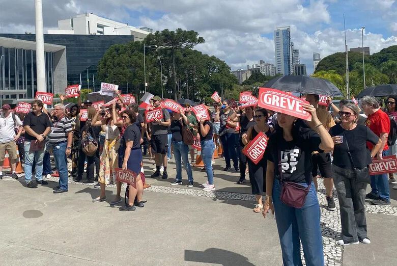 Servidores marcharam até a sede do governo estadual, onde o ministro da Educação participava de um evento em Curitiba - Crédito: Mayala Fernandes/Brasil de Fato