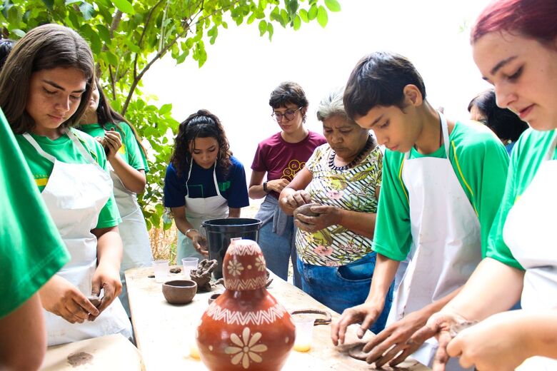 Oficina de Cerâmica Terena em escola estadual durante a Semana do Artesão é oportunidade de conhecer - Crédito:  Ricardo Gomes