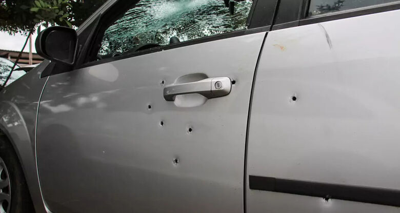    Marcas de tiros na porta do condutor  - Crédito:  Luciano Muta/Diário Digital