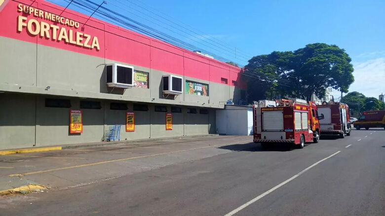 Bombeiros combatem incêndio em padaria de supermercado - 