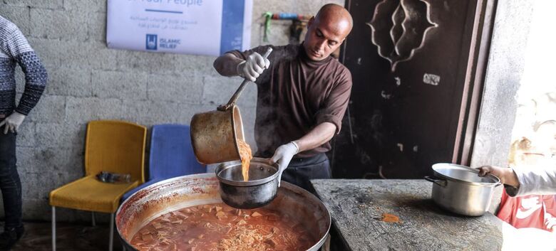A ONU apoia a distribuição de refeições quentes em Gaza - Crédito: PMA/Mostafa Ghroz