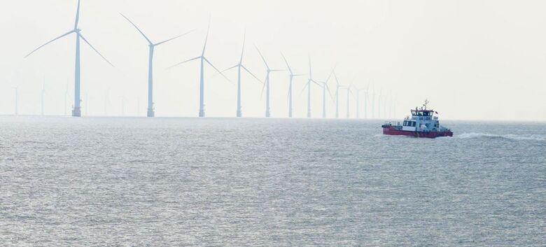 Barco passa em frente a um projeto de energia eólica offshore perto da cidade de Yancheng, no leste da China - Crédito:  Ruichen Hu