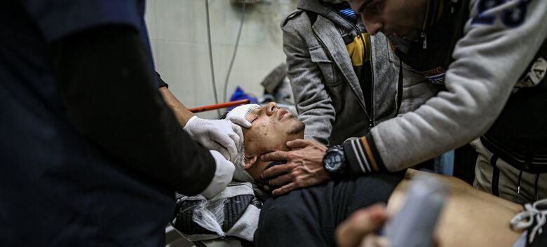 Um homem palestino ferido é tratado no Complexo Médico Nasser em Khan Younis em janeiro de 2024 - Crédito: OMS/Jehad Alshrafi 