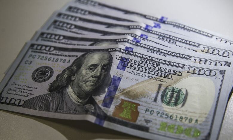 Dólar cai para R$ 5,24 em dia de ajuste no câmbio
 - Crédito: Valter Campanato/Agência Brasil