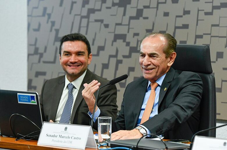 Ao lado do presidente da CDR, Marcelo Castro (à dir.), ministro compareceu pela última vez em setembro de 2023  - Crédito: Roque de Sá/Agência Senado