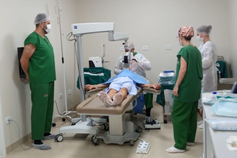 Primeira cirurgia de catarata dentro do programa foi realizada em março do ano passado - Crédito: Assecom