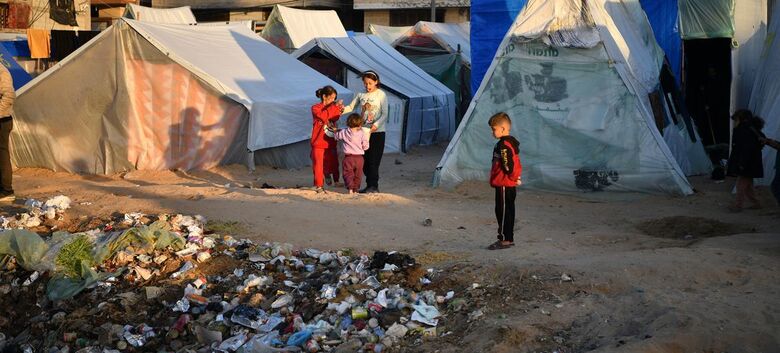 Muitos palestinos estão agora vivendo em abrigos em condições insalubres porque suas casas foram destruídas - Crédito:  UNDP/Abed Zagout