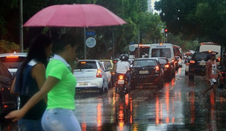 Chuva acumulada pode ultrapassar 50mm em 24h, e guarda-chuvas é item obrigatório nesta terça - Crédito: Edemir Rodrigues/Arquivo