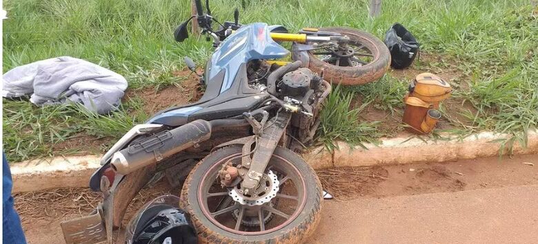 Motocicleta conduzida pela vítima ficou caída às margens da pista - Crédito: Reprodução/Jatobá News