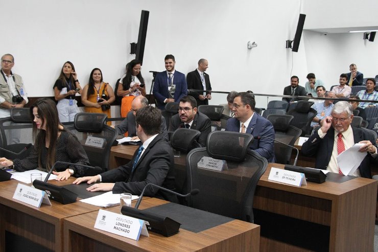 Deputados durante sessão plenária; parlamentares integram diferentes comissões da Casa de Leis - Crédito: Wagner Guimarães/ALEMS