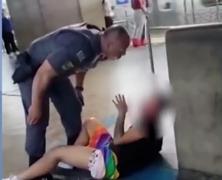 Policial agride mulher em estação de metrô  - Crédito: Frame/TV Brasil