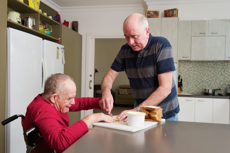 Audiência deve abordar envelhecimento de cuidadores de pessoas com deficiência idosas  - Crédito: Getty Images  