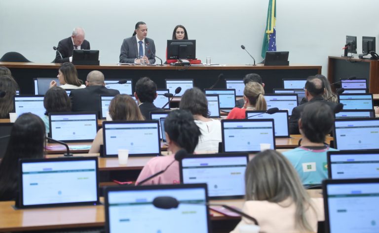 Weliton Prado (C) apresentou projeto para garantir mais recursos para o combate ao câncer   - Crédito: Bruno Spada/Câmara dos Deputados  