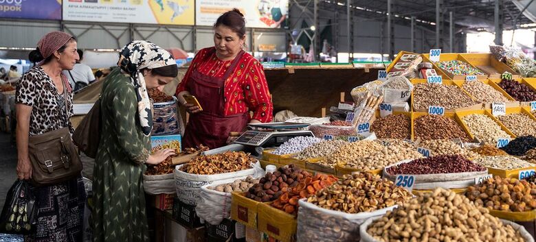 Os preços no Osh Bazaar em Bishkek, República do Quirguistão, estão subindo devido à inflação.      17 Abril 2024Desenvolvimento econômico - Crédito:  IMF/Yam G-Jun 