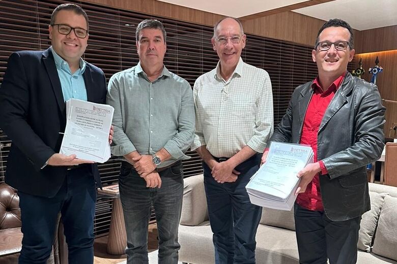 Prefeito Alan Guedes e governador Eduardo Riedel juntos com Hélio Peluffo e Everson Cordeiro - Crédito: Divulgação