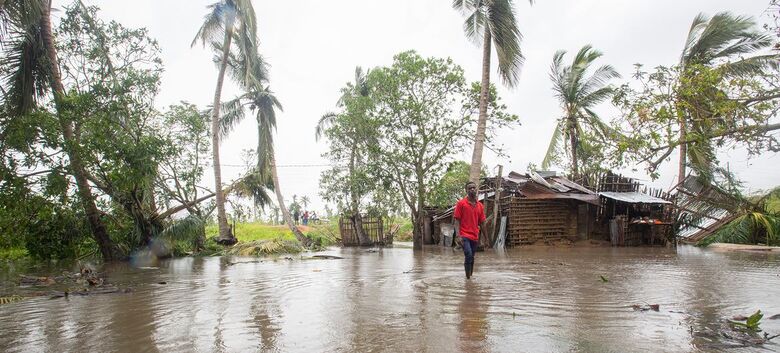 Um homem caminha pela sua aldeia no distrito de Nicoadala, Moçambique, que foi inundada como resultado do ciclone Freddy em 2023 - Crédito:  Unicef/Alfredo Zuniga