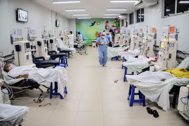 Pacientes fazendo hemodiálise no Hospital Regional de Marabá, no Pará    - Crédito: Pedro Guerreiro/Agência Pará