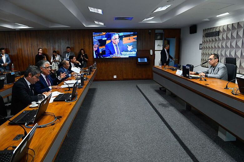 Girão (ao microfone) apresentou requerimentos para que diretores da CBF falem à CPI, presidida por Kajuru (D)    - Crédito: Marcos Oliveira/Agência Senado  