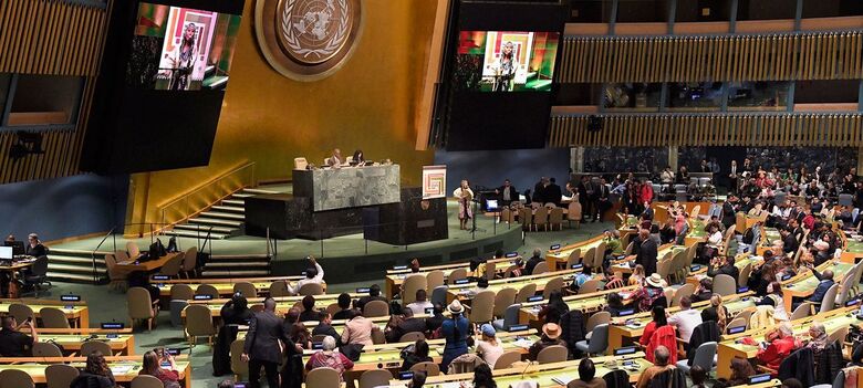 Visão geral da abertura da décima sétima sessão do Fórum Permanente das Nações Unidas sobre Questões Indígenas - Crédito: ONU/Evan Schneider 