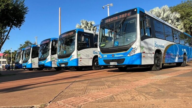 Novos ônibus foram expostos na Praça Antônio João - Crédito: Rodrigo Pirola/Prefeitura de Dourados