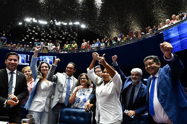 A ministra da Cultura, Margareth Menezes, comemorou no início de março, com senadores em Plenário, a aprovação do PL 5.206/2023, que deu origem à lei  - Crédito: Roque de Sá/Agência Senado
