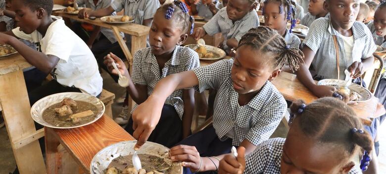 Alunos almoçam em sua escola na vila de Belle Onde, no centro do Haiti - Crédito: PMA/Alexis Masciarelli 