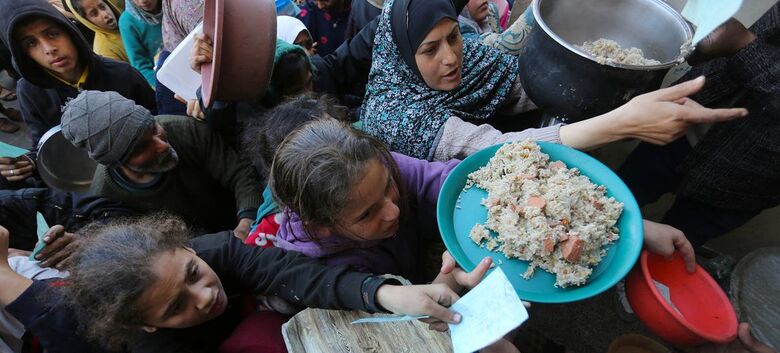 Alimentos são distribuídos a palestinos desesperados - Crédito: UNRWA