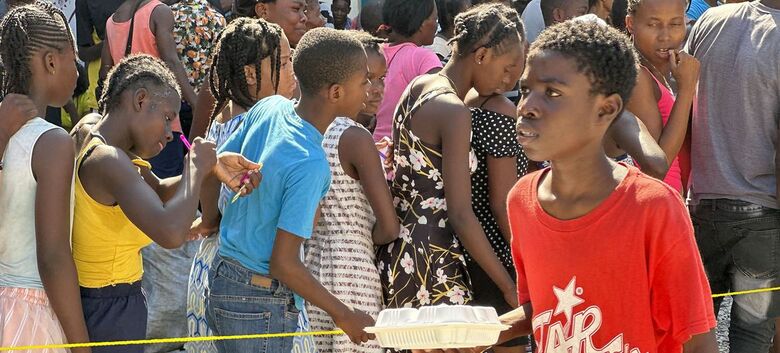Crianças no Haiti fazem fila para receber uma refeição quente e água distribuída pelo PMA em Porto Príncipe - Crédito:  CAPAC/Jean Vadler Presume