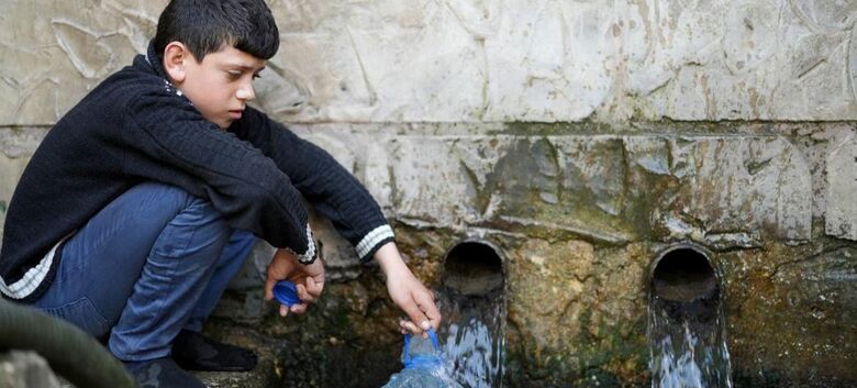 Um menino de 11 anos coleta água de um poço em Wadi El Jamous, no Líbano - Crédito: Unicef/Fouad Choufany 