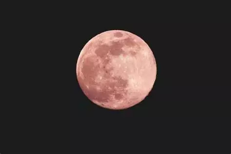 Uma "Lua Cheia Rosa" será visível em todo o Brasil nesta terça-feira (23). - 