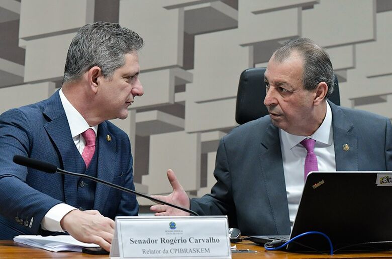 O relator da comissão, Rogério Carvalho, e o presidente, Omar Aziz, na reunião de apresentação do relatório  - Crédito: Geraldo Magela/Agência Senado