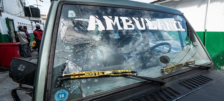 Uma ambulância do Hospital Geral de Porto Príncipe com marcas de um ataque - Crédito:  Ocha/Giles Clarke 