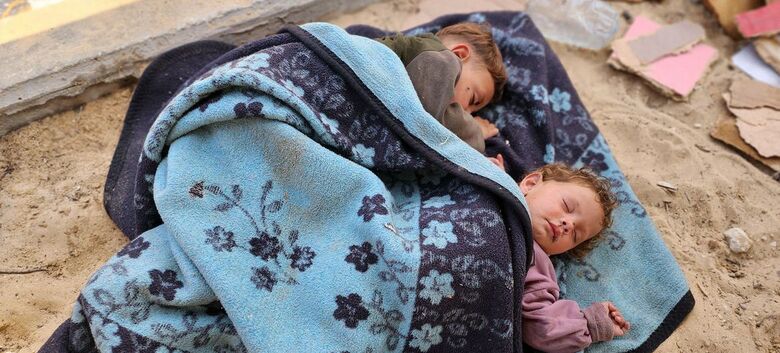 Crianças dormem ao relento em al-Mawasi, no sul da Faixa de Gaza - Crédito:  UNICEF/Media Clinic