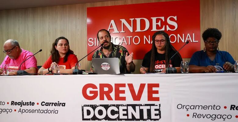 Universidades e institutos federais de ensino superior mantêm greve
 - Crédito: Fabio Rodrigues-Pozzebom/ Agência Brasil